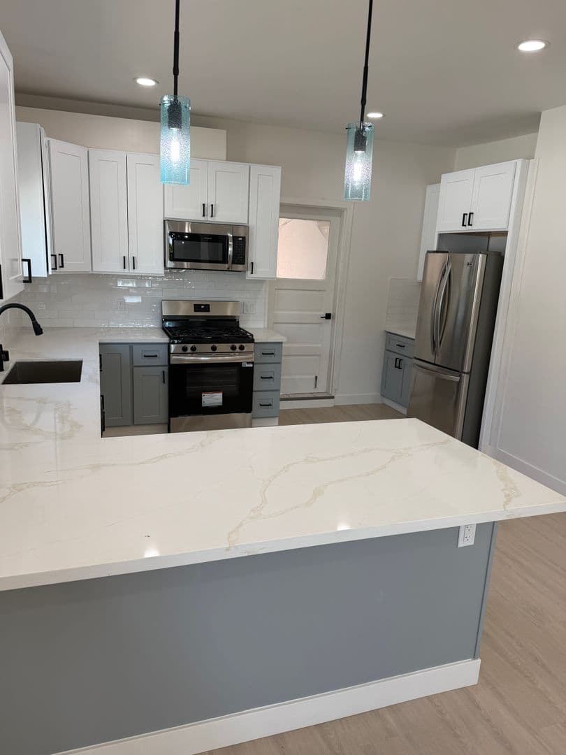 Oakland House: 3914 Agua Vista St.