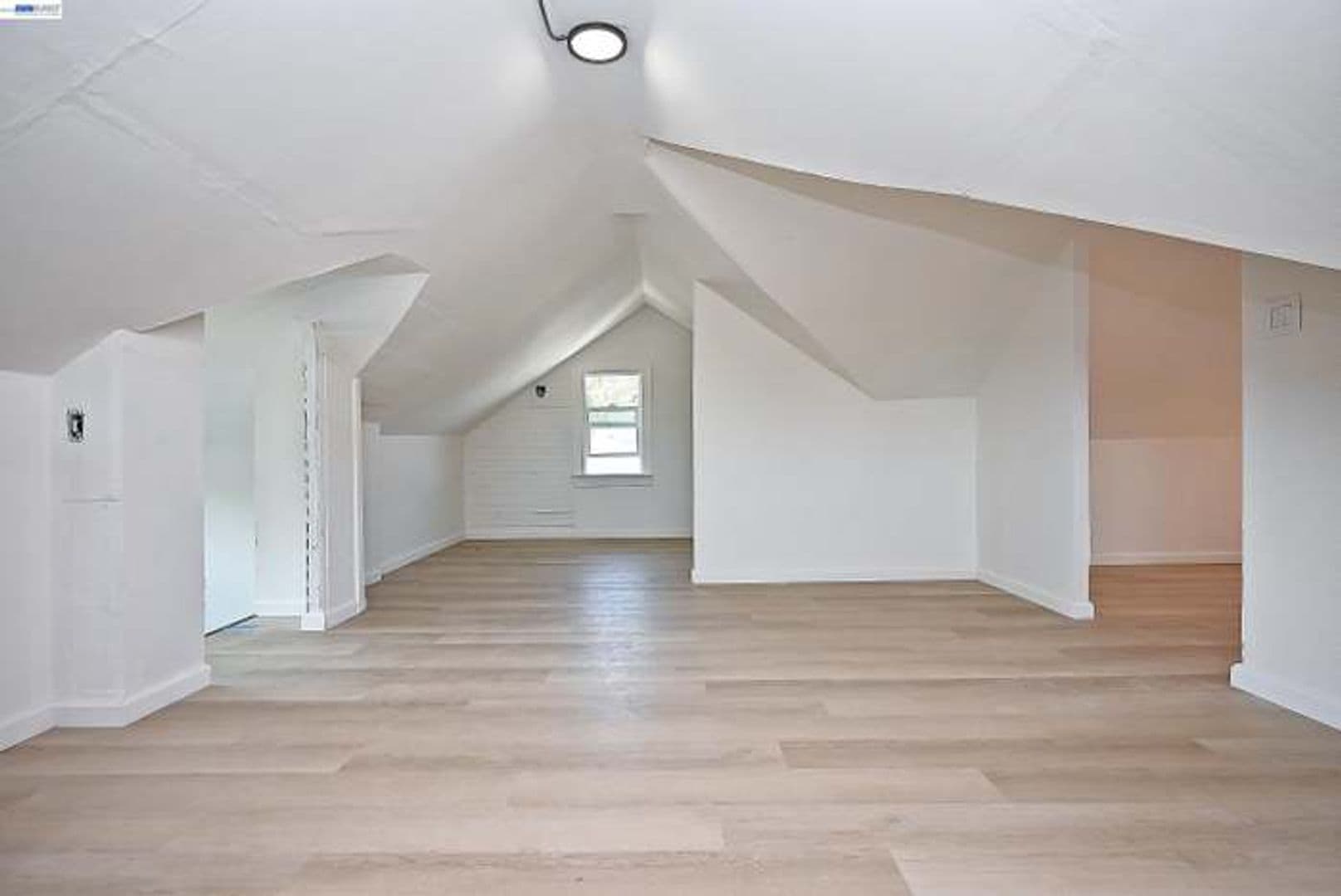 Oakland House: 3914 Agua Vista St.