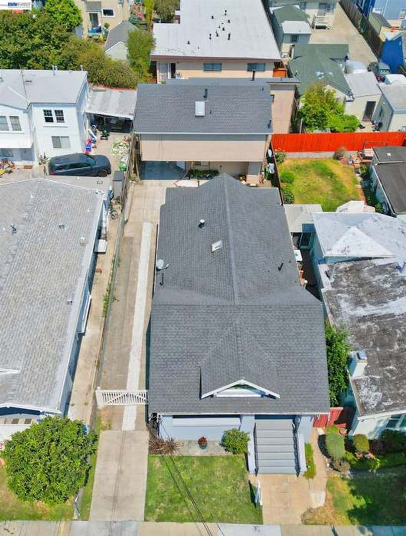 Oakland House: 3914 Agua Vista St.