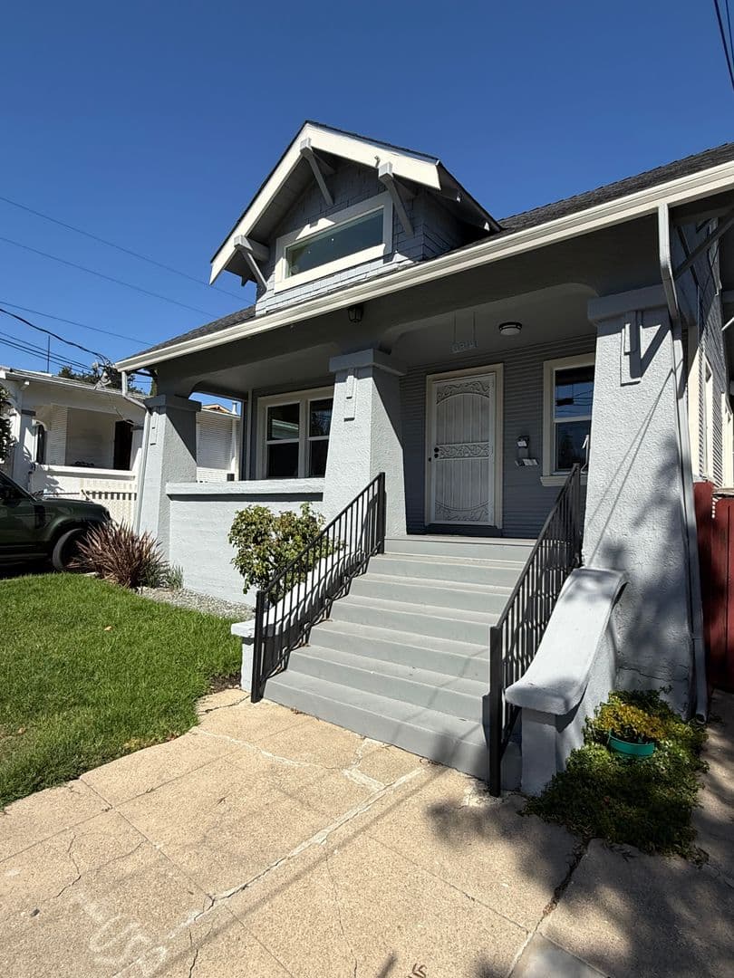 Oakland House: 3914 Agua Vista St.