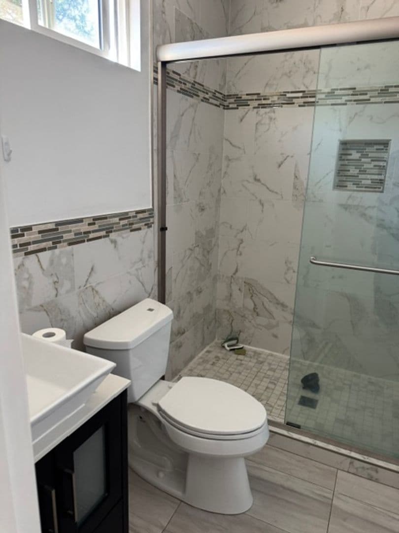 Los Angeles Apartment: 816 - 820 North Poinsettia Place