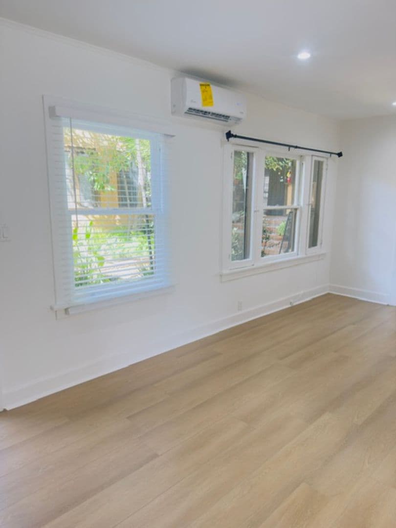 Los Angeles Apartment: 2006 Argyle Avenue