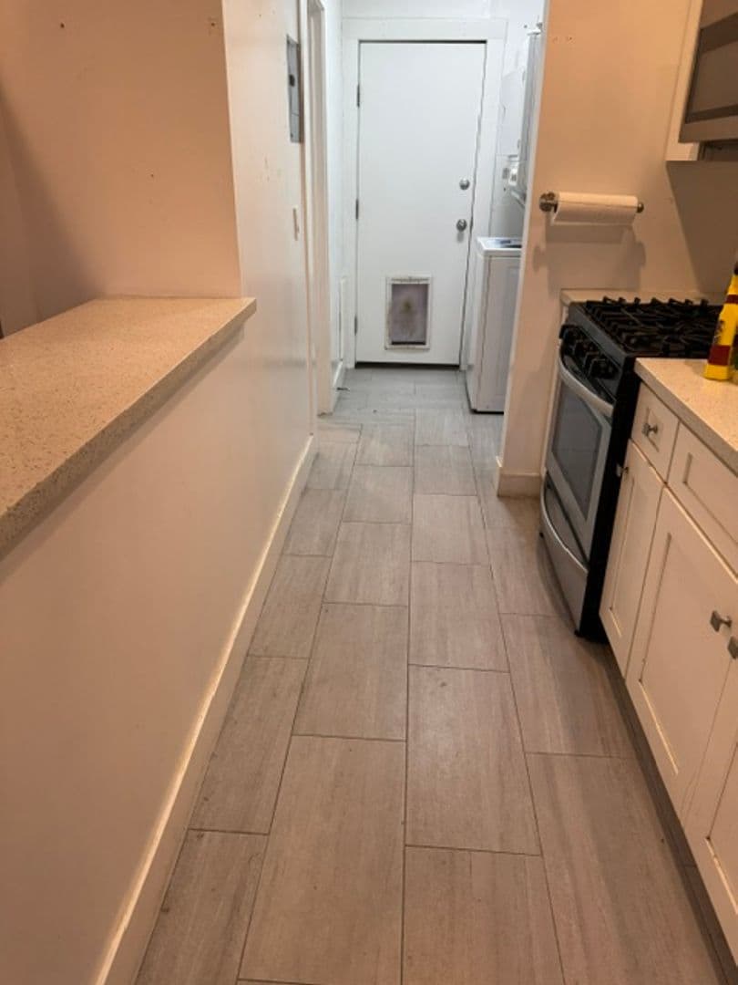 Los Angeles Apartment: 2006 Argyle Avenue
