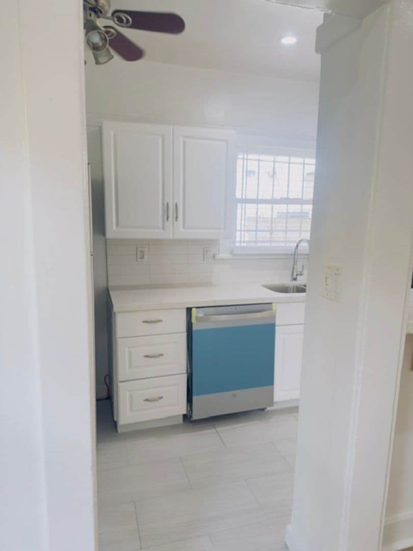 Los Angeles Apartment: 2006 Argyle Avenue