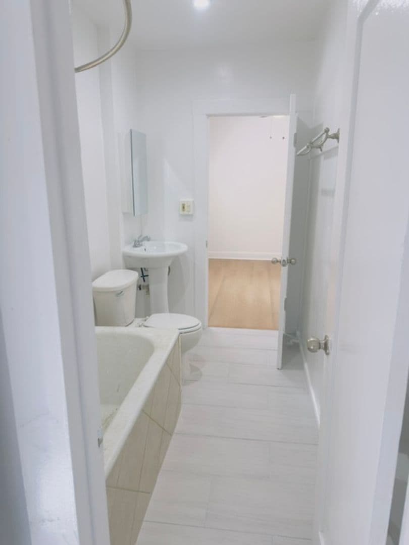 Los Angeles Apartment: 2006 Argyle Avenue