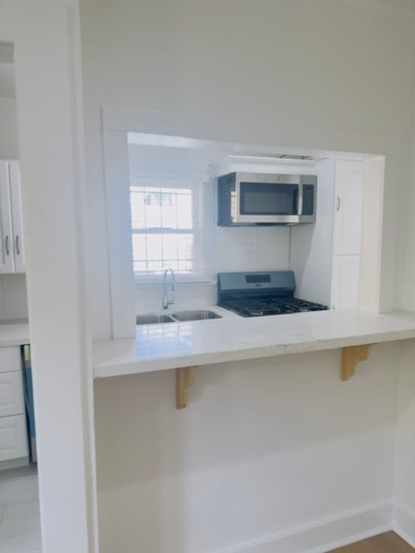 Los Angeles Apartment: 2006 Argyle Avenue