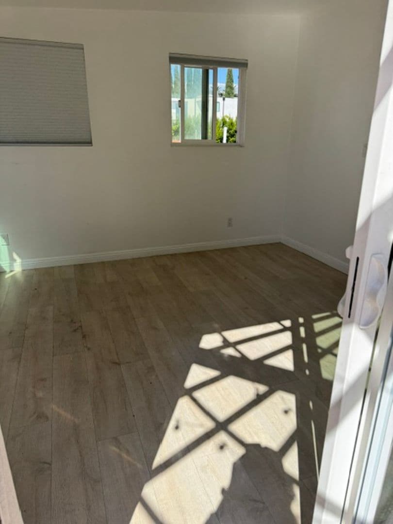Los Angeles Apartment: 816 - 820 North Poinsettia Place