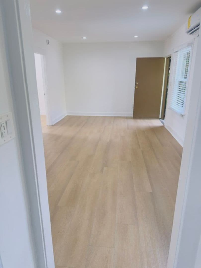 Los Angeles Apartment: 2006 Argyle Avenue
