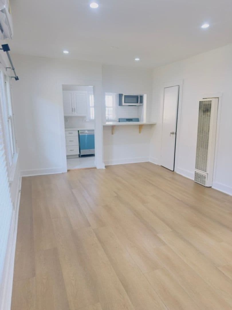 Los Angeles Apartment: 2006 Argyle Avenue