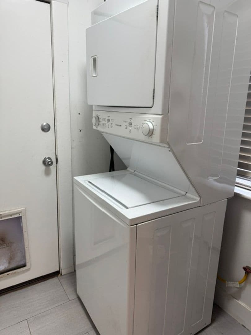 Los Angeles Apartment: 2006 Argyle Avenue
