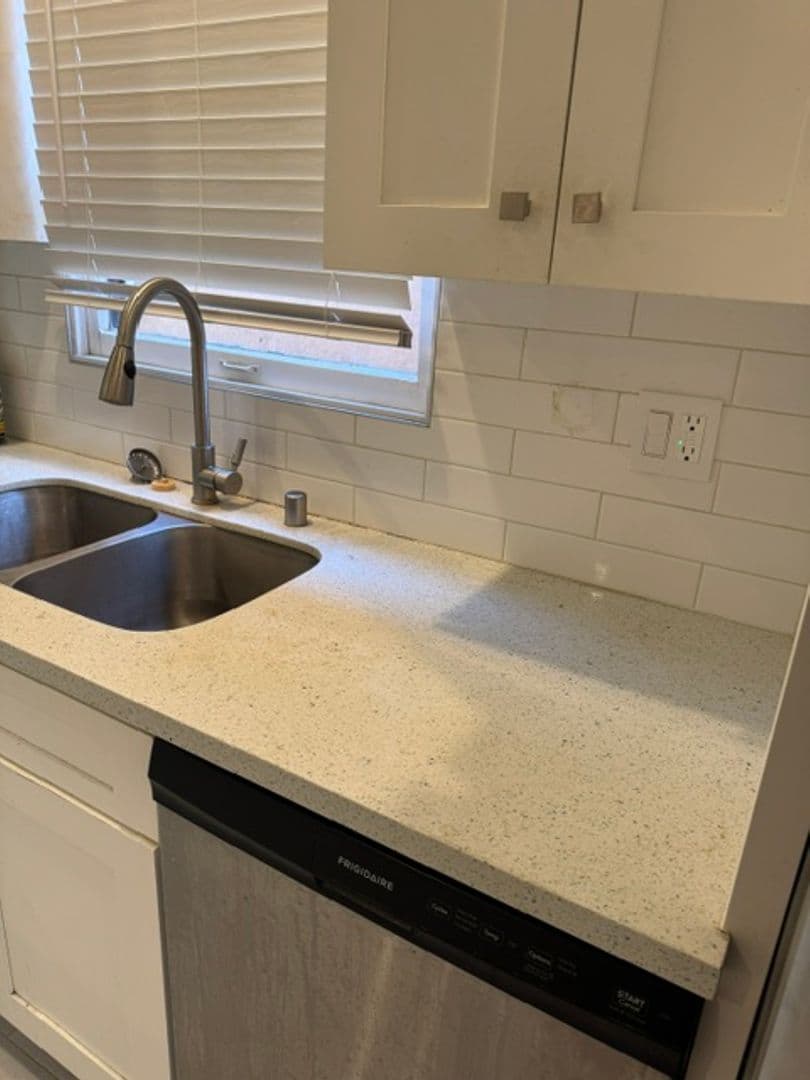 Los Angeles Apartment: 2006 Argyle Avenue