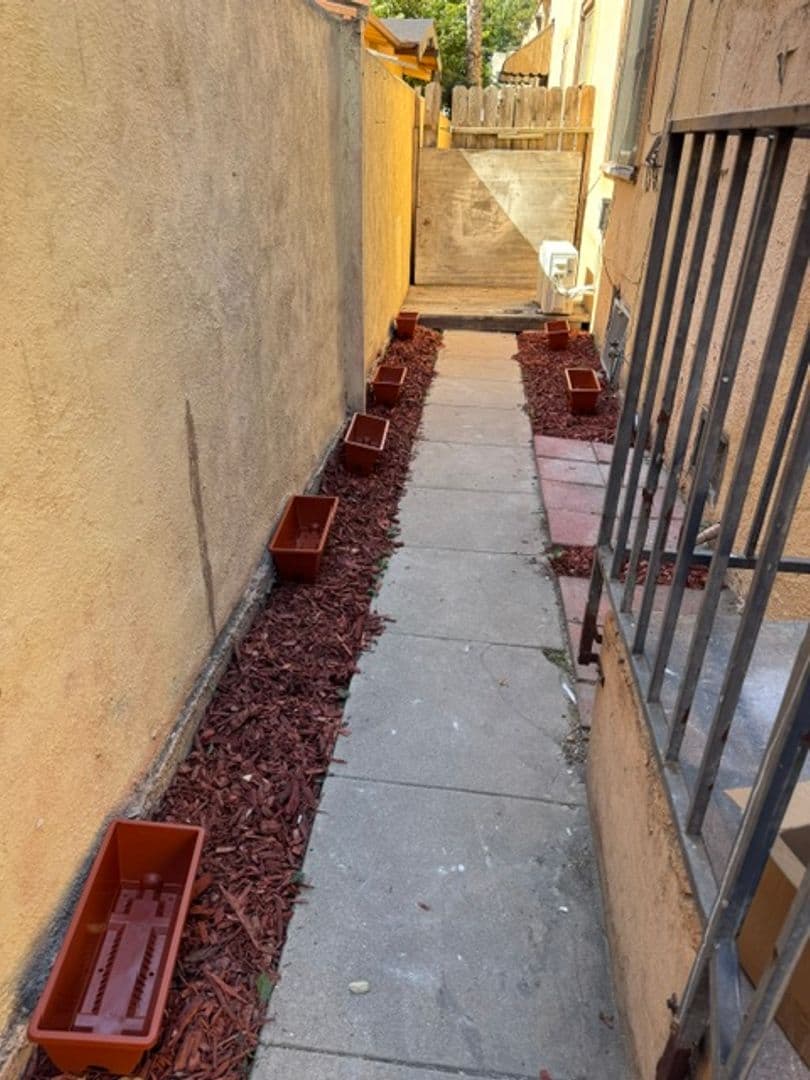 Los Angeles Apartment: 2006 Argyle Avenue