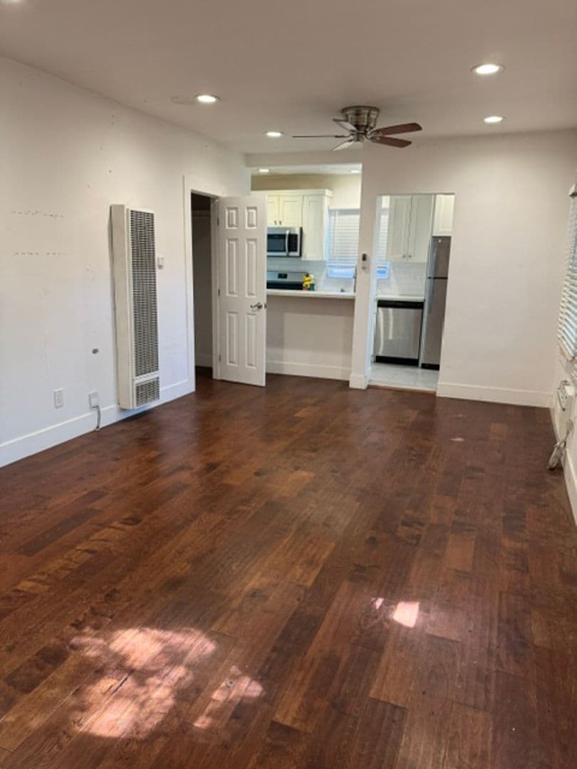 Los Angeles Apartment: 2006 Argyle Avenue