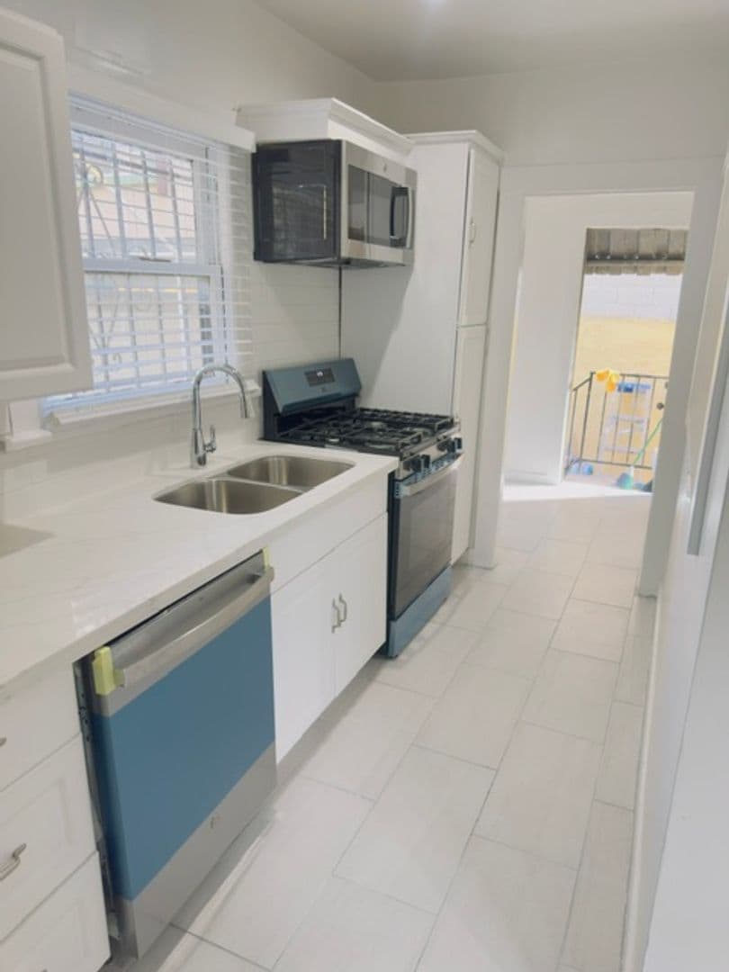 Los Angeles Apartment: 2006 Argyle Avenue