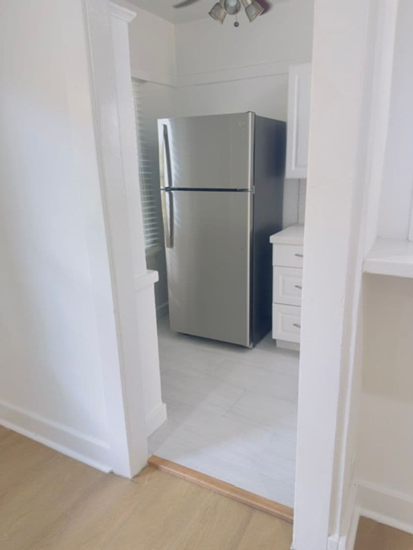 Los Angeles Apartment: 2006 Argyle Avenue