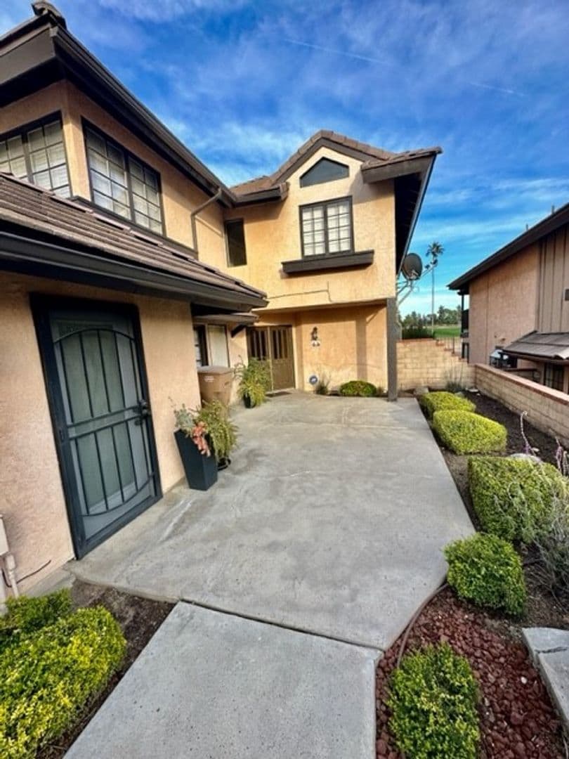 Bakersfield House: 2323 East Hills Drive #45