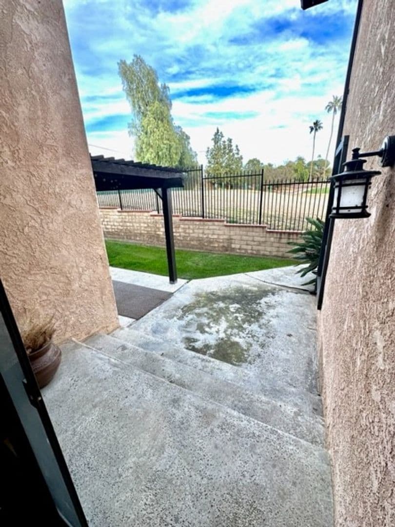 Bakersfield House: 2323 East Hills Drive #45