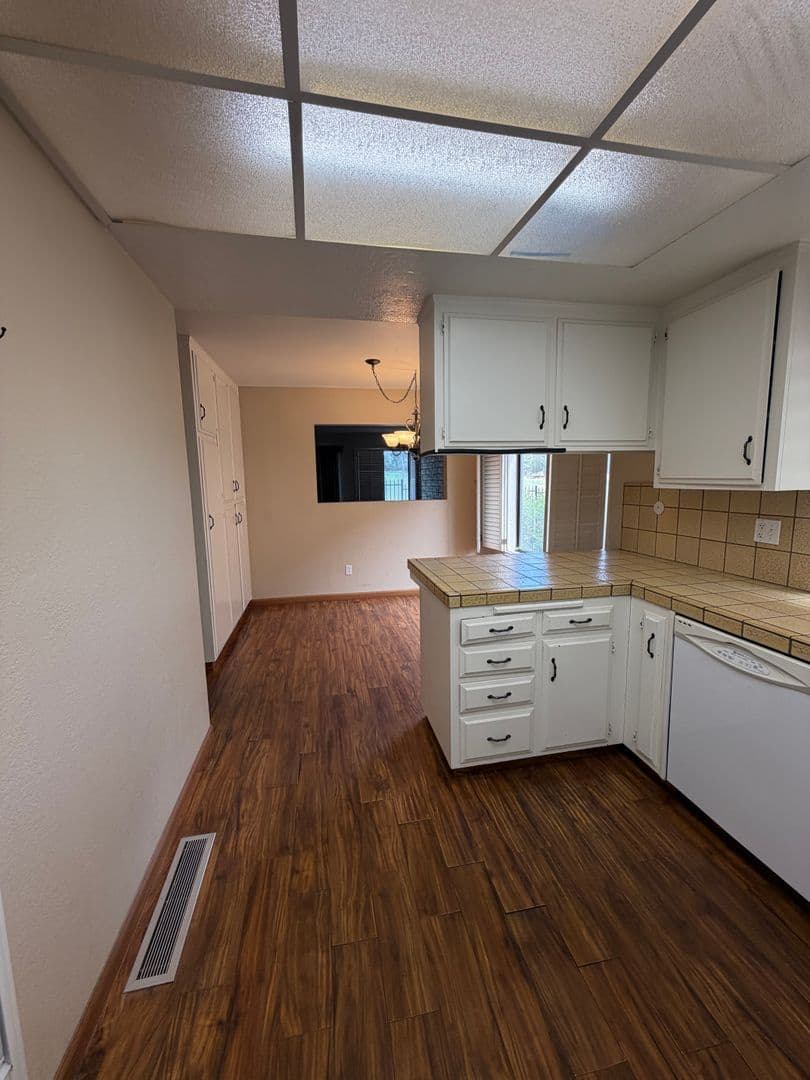 Bakersfield House: 2323 East Hills Drive #45