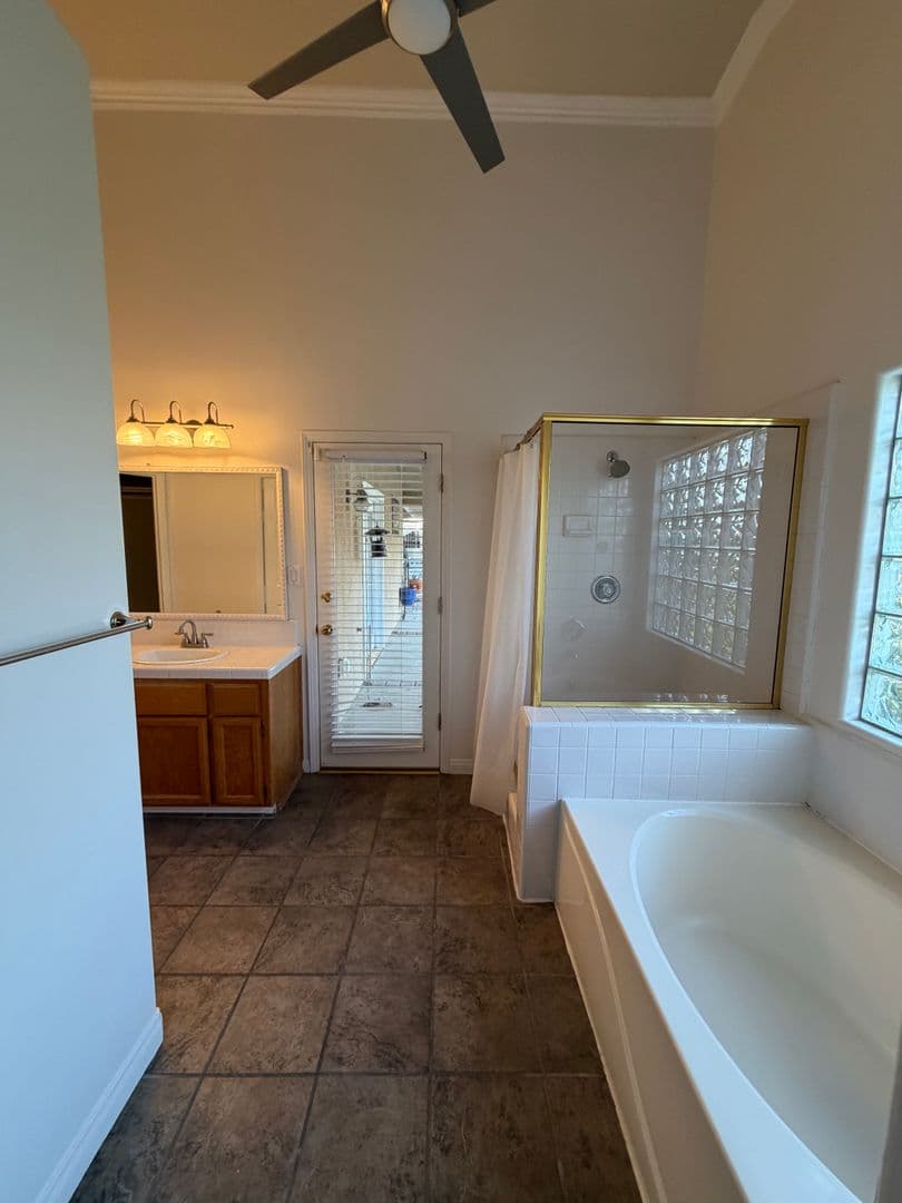 Bakersfield House: 11006 Connemara Ct