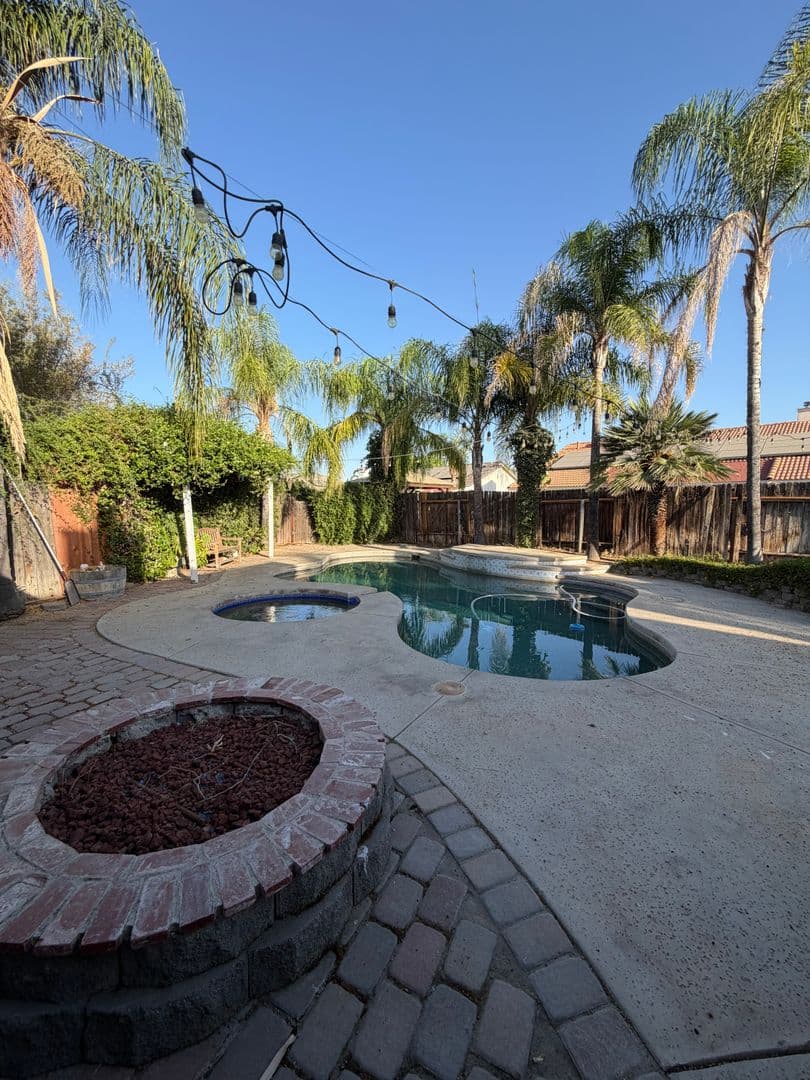 Bakersfield House: 11006 Connemara Ct