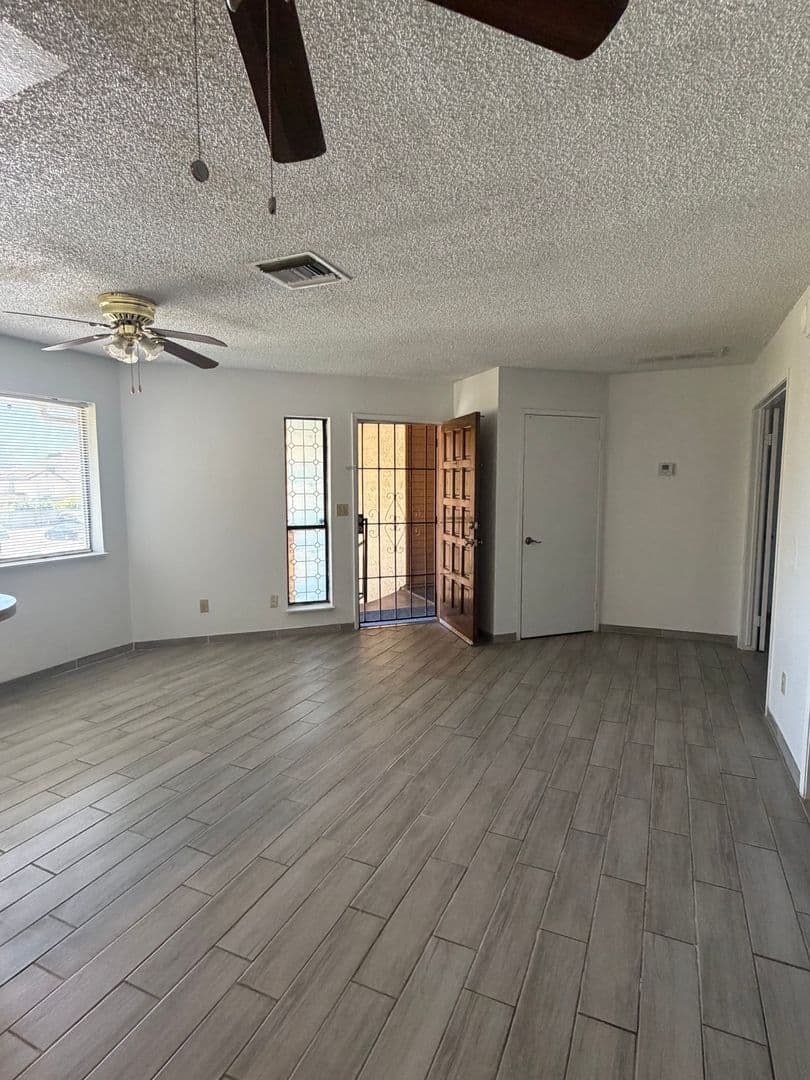 Bakersfield House: 4809 Hahn Avenue #24