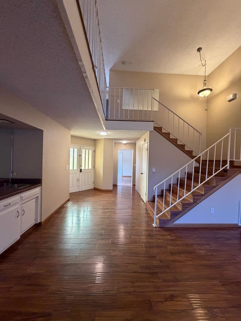 Bakersfield House: 2323 East Hills Drive #45