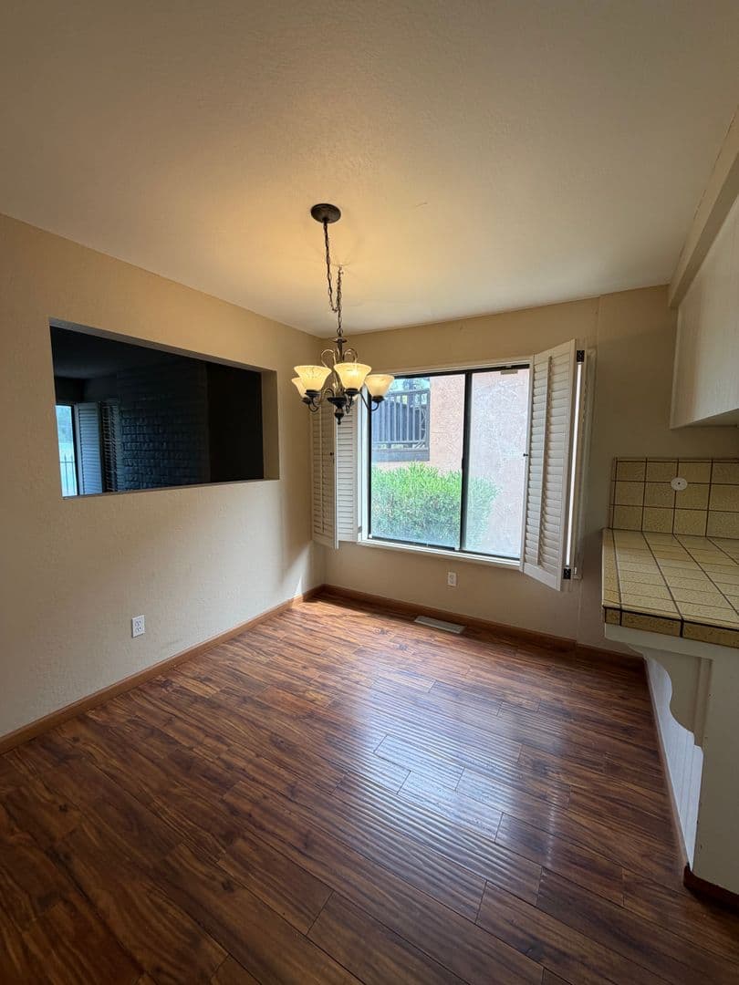 Bakersfield House: 2323 East Hills Drive #45