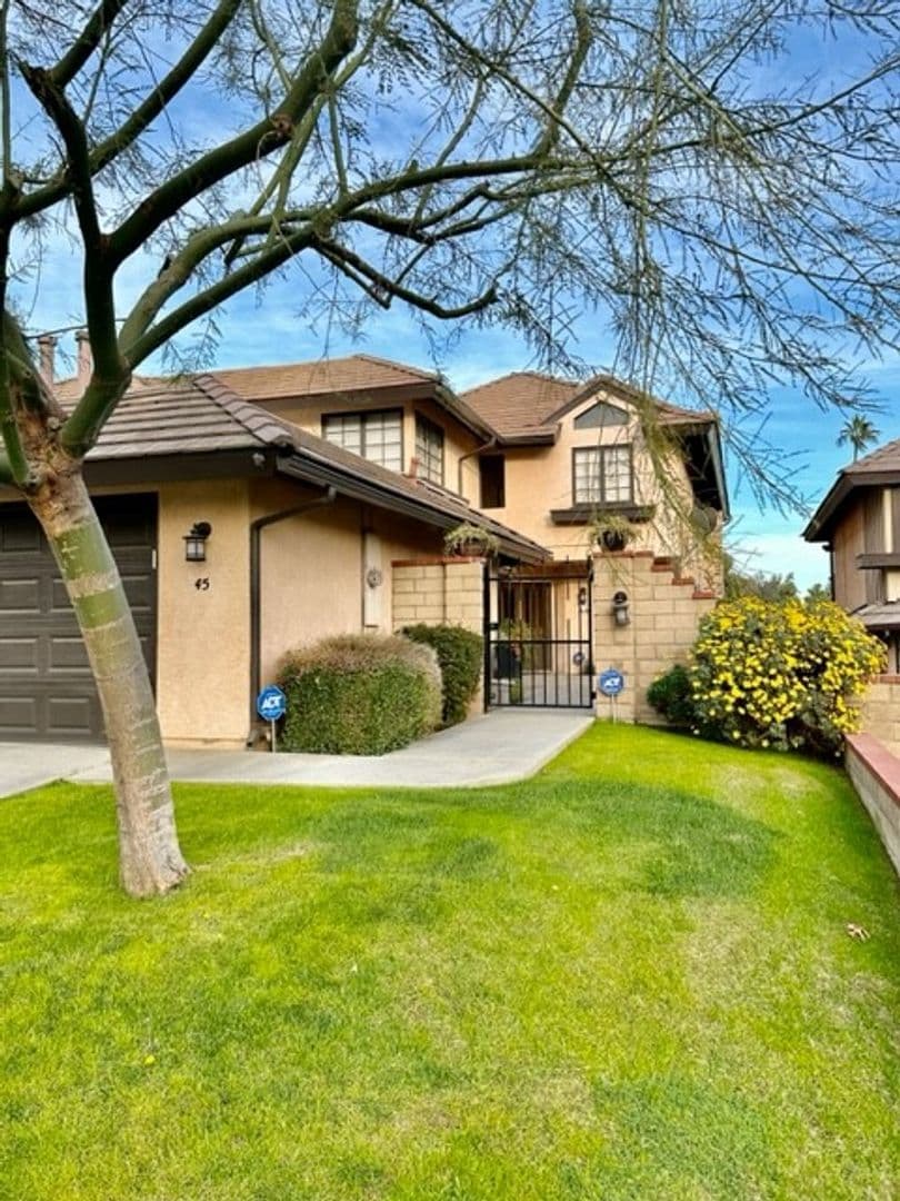 Bakersfield House: 2323 East Hills Drive #45
