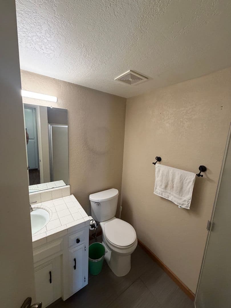 Bakersfield House: 2323 East Hills Drive #45