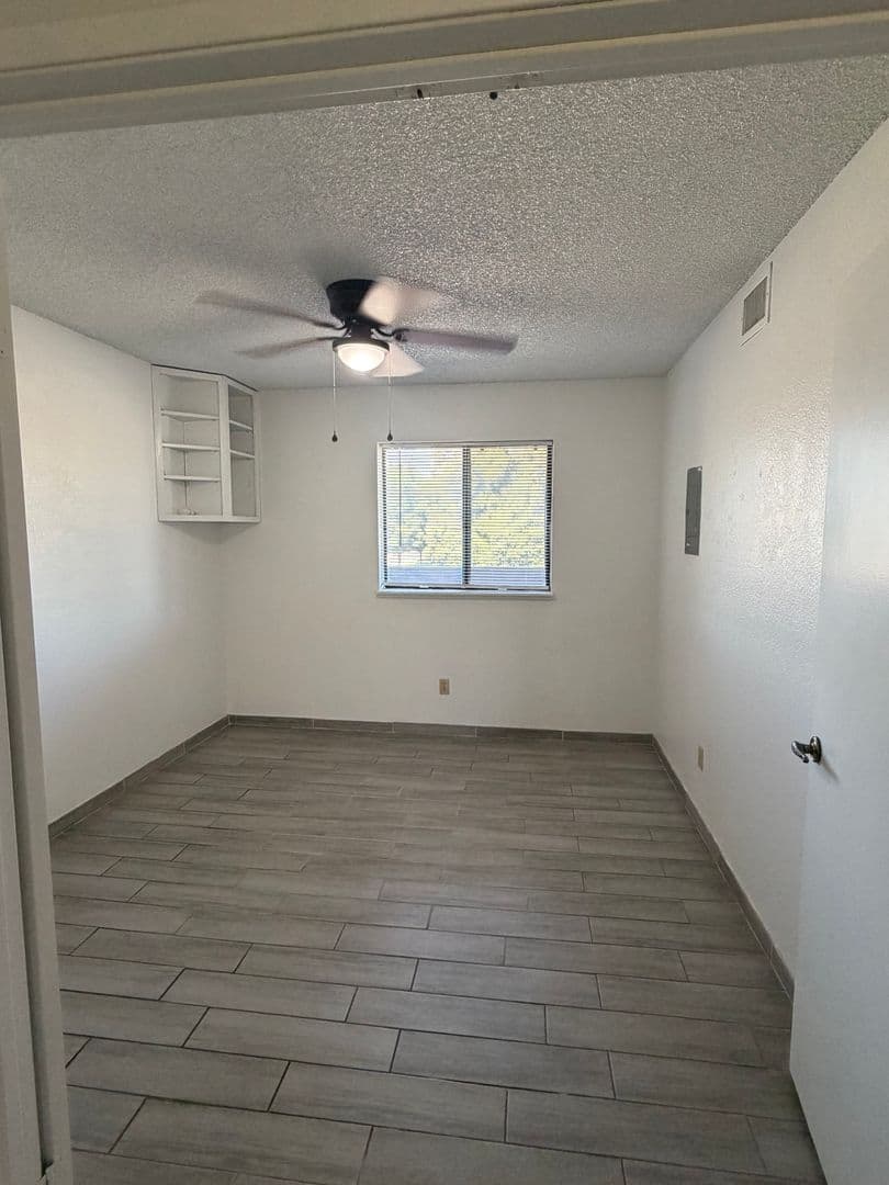 Bakersfield House: 4809 Hahn Avenue #24
