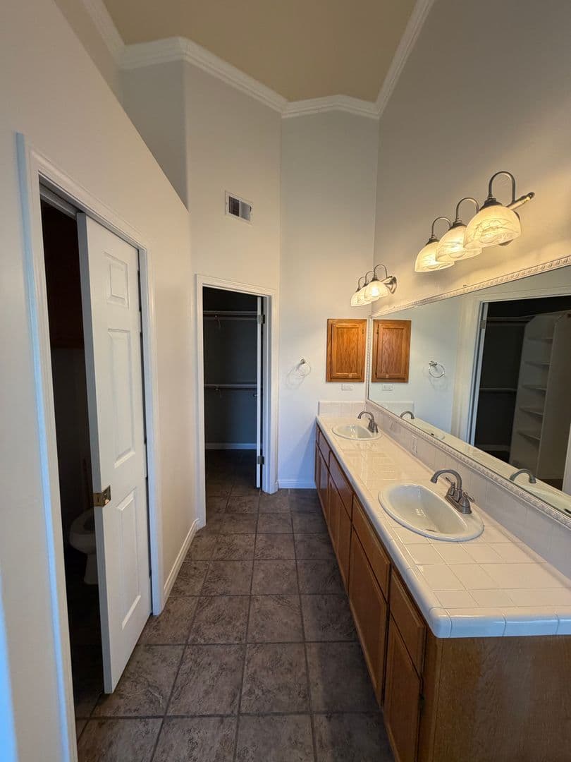 Bakersfield House: 11006 Connemara Ct