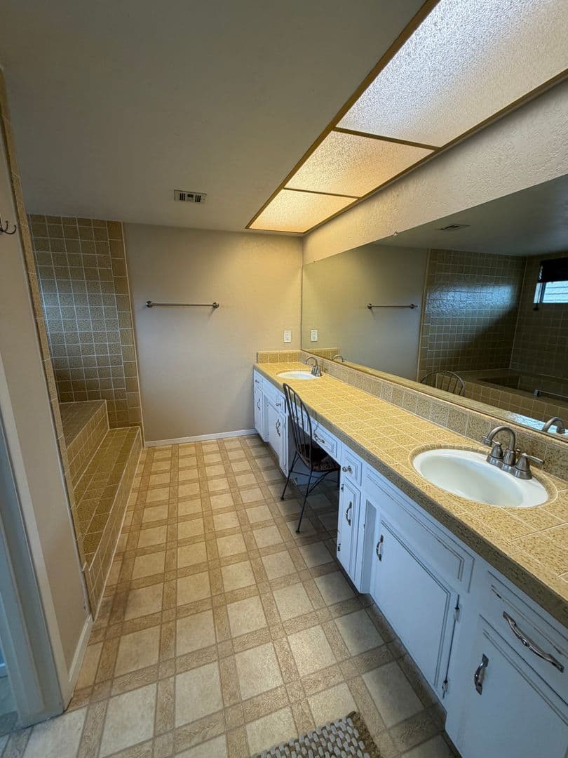 Bakersfield House: 2323 East Hills Drive #45