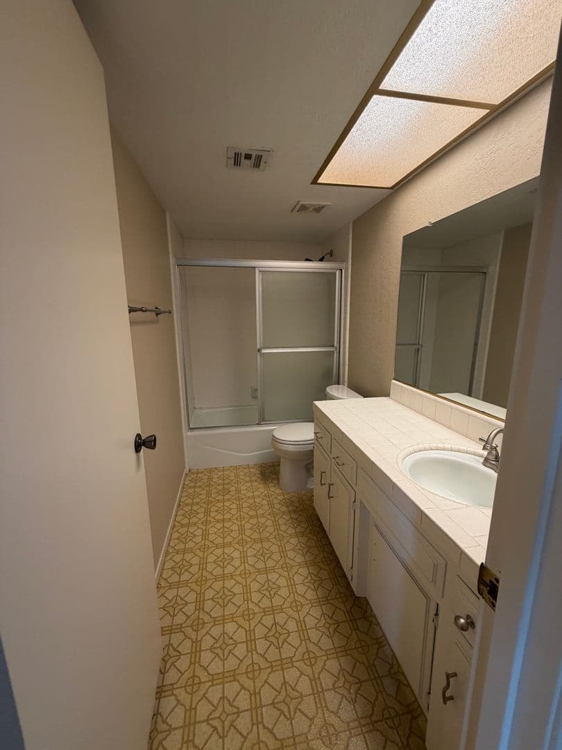 Bakersfield House: 2323 East Hills Drive #45