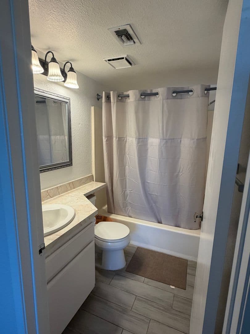 Bakersfield House: 4809 Hahn Avenue #24