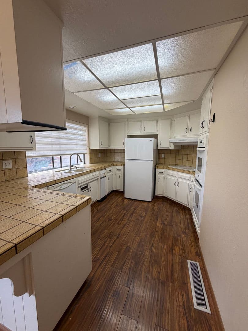 Bakersfield House: 2323 East Hills Drive #45