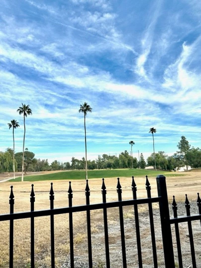 Bakersfield House: 2323 East Hills Drive #45