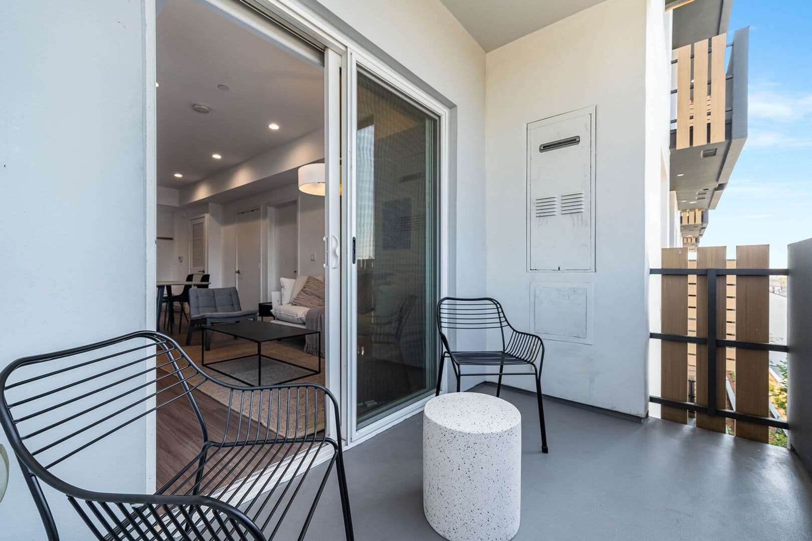 Los Angeles Apartment: 5460 Fountain Avenue