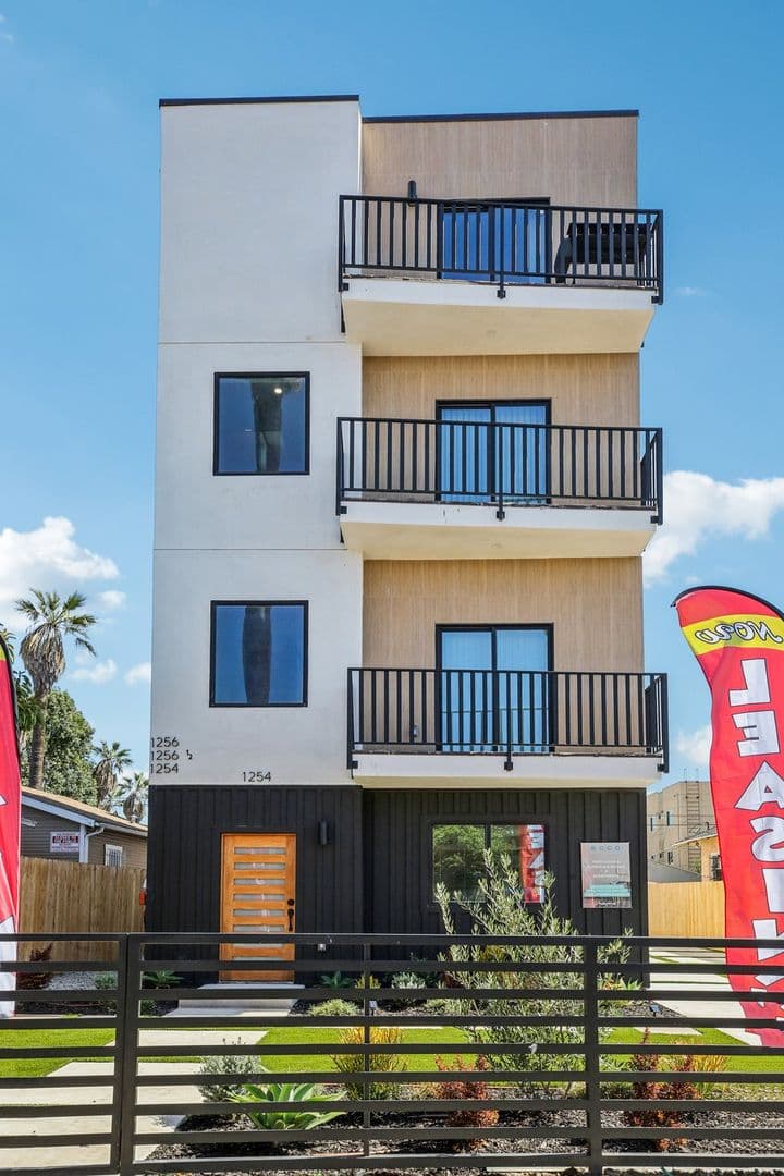 Los Angeles Apartment: 1254 W 36th St.