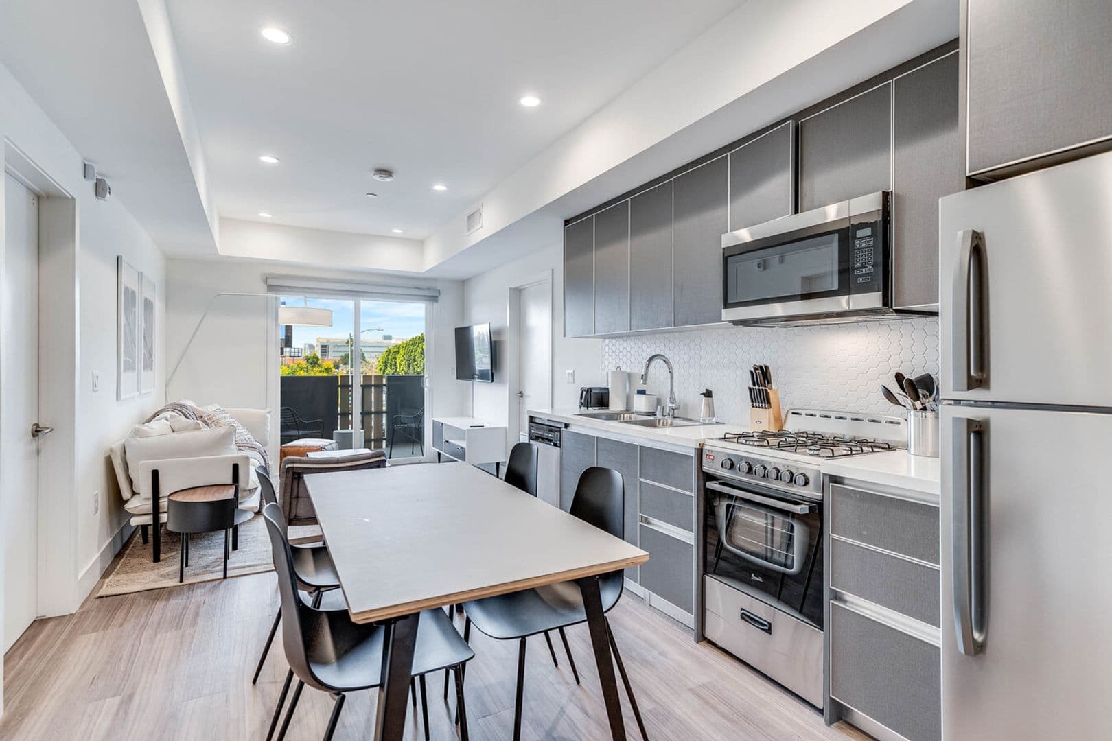 Los Angeles Apartment: 5460 Fountain Avenue