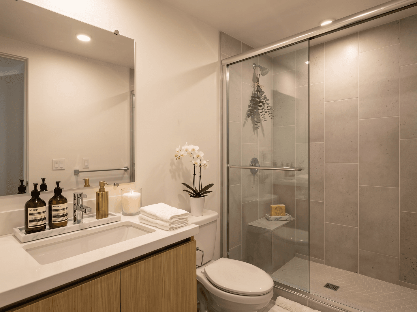 Los Angeles Apartment: 7050 Hawthorn Ave.