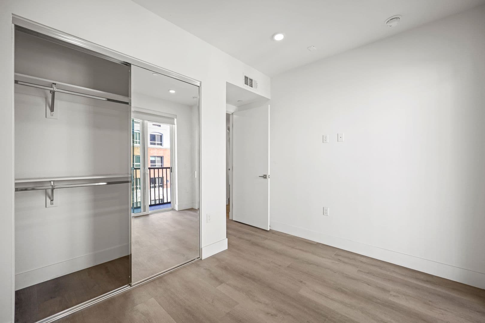 Los Angeles Apartment: 7050 Hawthorn Ave.