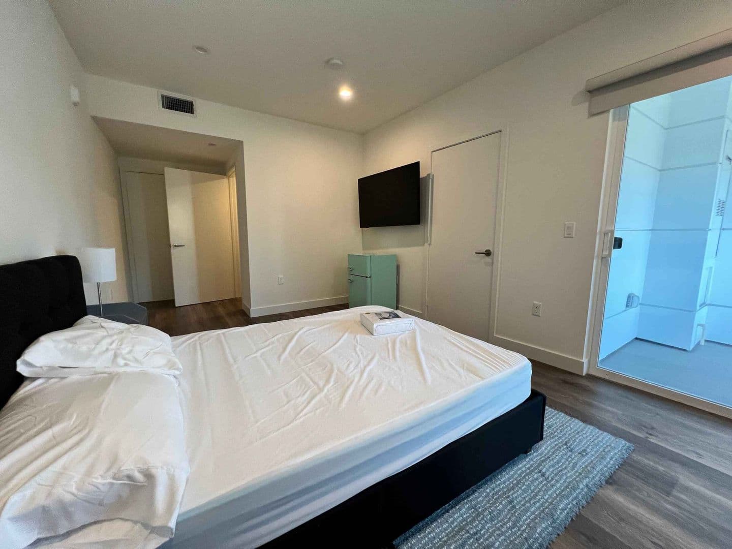 Los Angeles Apartment: 1830 Selby Avenue