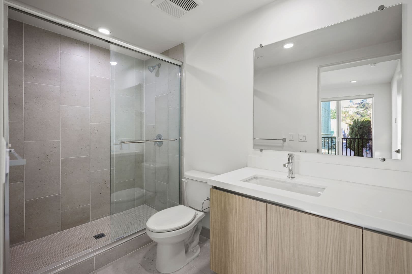 Los Angeles Apartment: 7050 Hawthorn Ave.