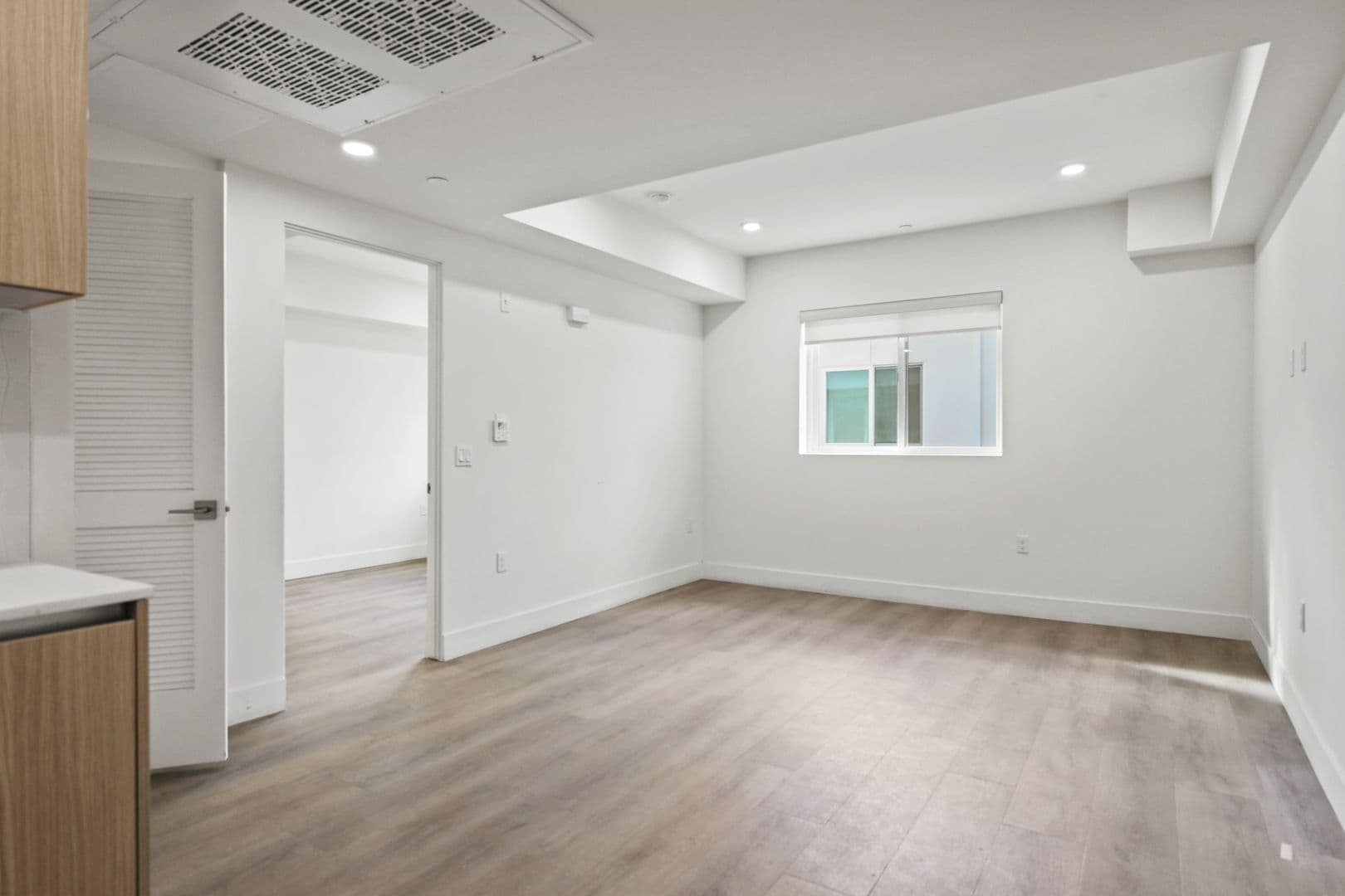 Los Angeles Apartment: 7050 Hawthorn Ave.