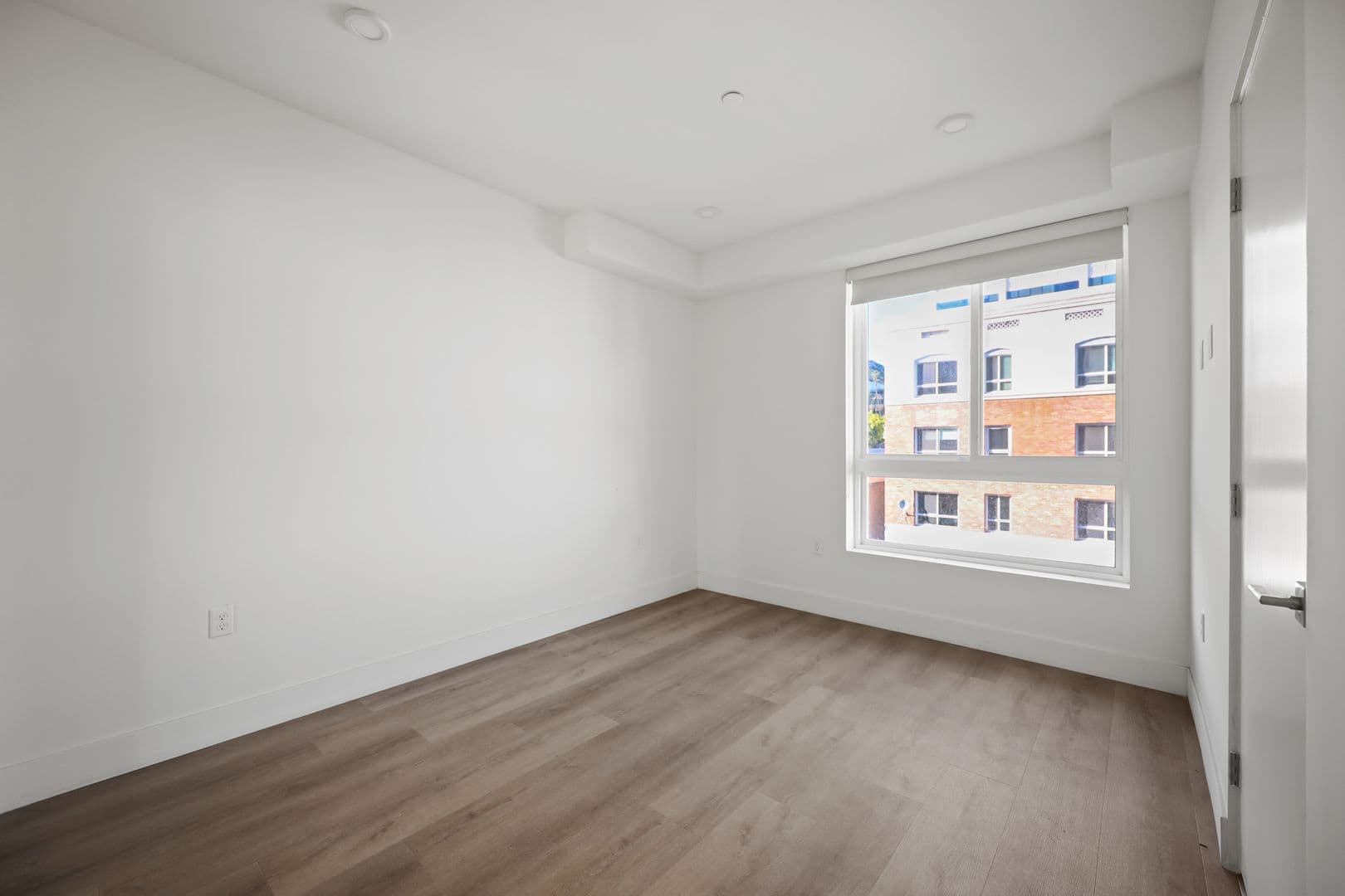 Los Angeles Apartment: 7050 Hawthorn Ave.