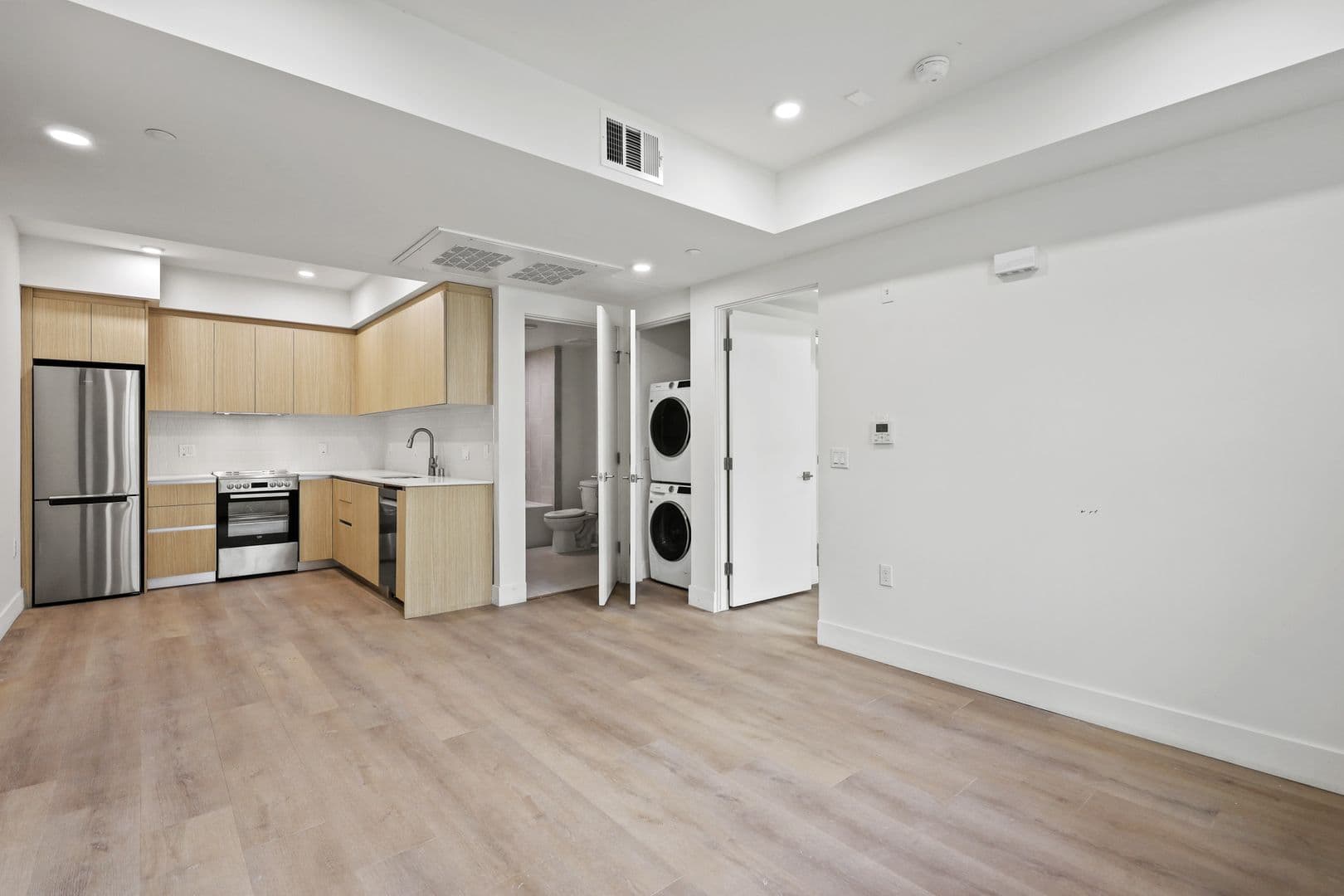 Los Angeles Apartment: 7050 Hawthorn Ave.