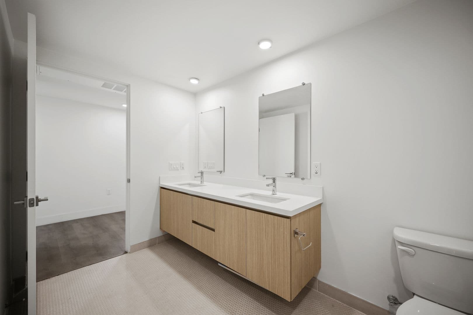 Los Angeles Apartment: 7050 Hawthorn Ave.