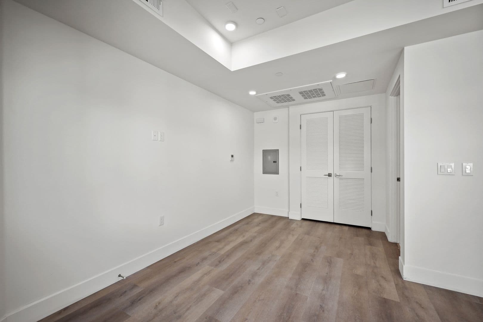Los Angeles Apartment: 7050 Hawthorn Ave.