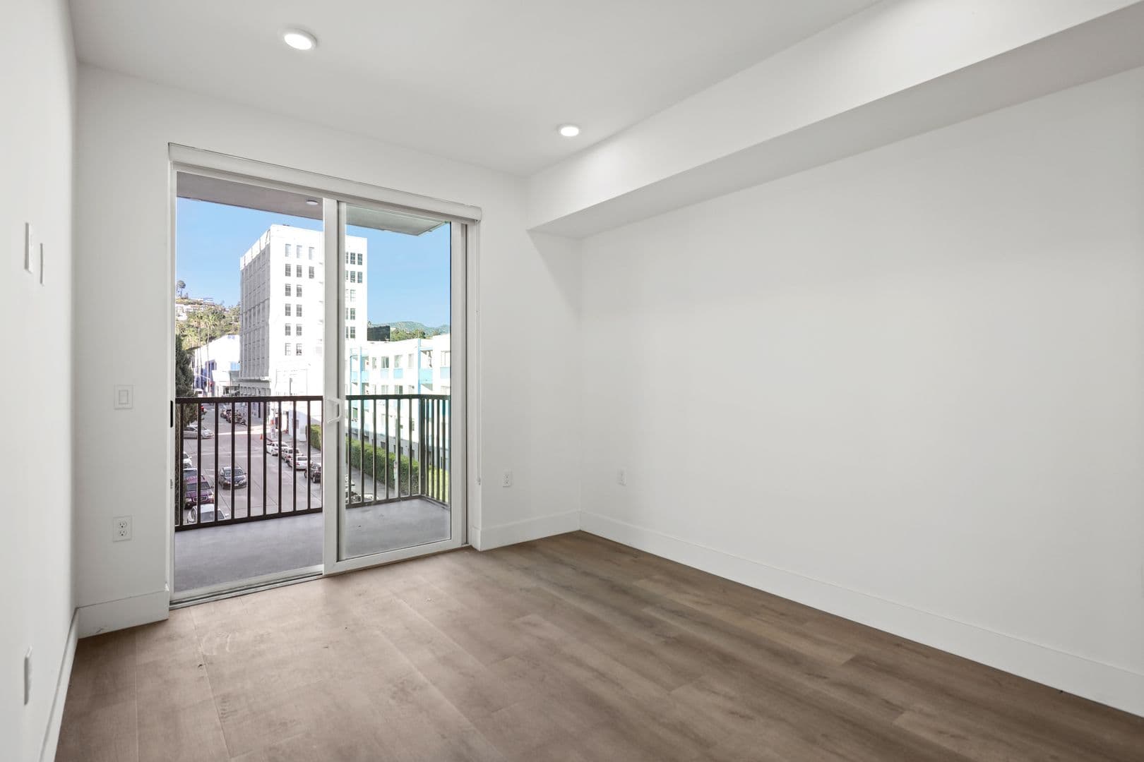 Los Angeles Apartment: 7050 Hawthorn Ave.