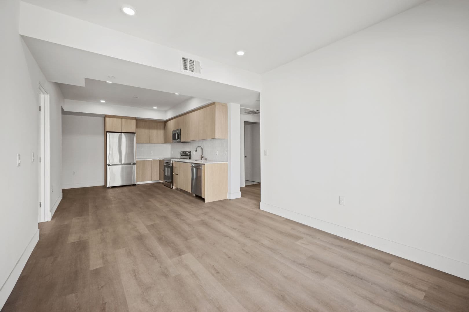 Los Angeles Apartment: 7050 Hawthorn Ave.
